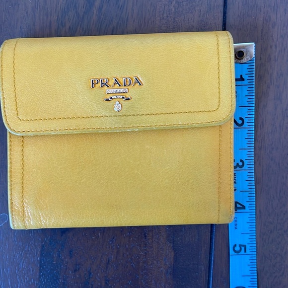 Prada Calf skin leather wallet in sole i l comes with box and cards - Picture 9 of 10